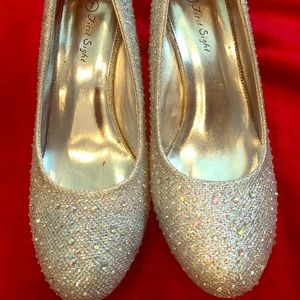 Beautifu silver shoes only used ones.